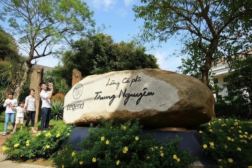 Đến làng cà phê Trung Nguyên bạn sẽ được thưởng thức cà phê, tham quan khu trưng bày